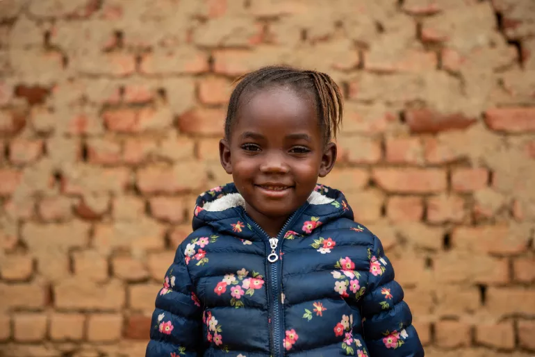 Une fille souriant &agrave; la cam&eacute;ra