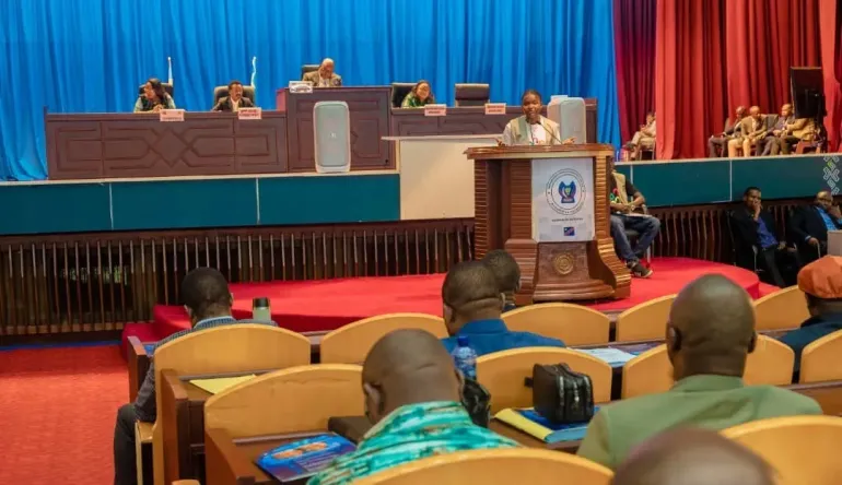Enfant reporter faisant un plaidoyer &agrave; l'Assembl&eacute;e Nationale dans le cadre de la JEA