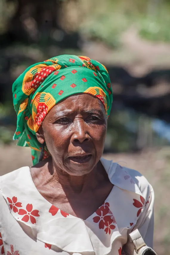 Portrait d'une femme portant un foulard color&eacute; sur la t&ecirc;te