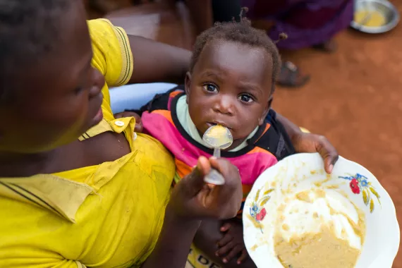 Un enfant en train de manger