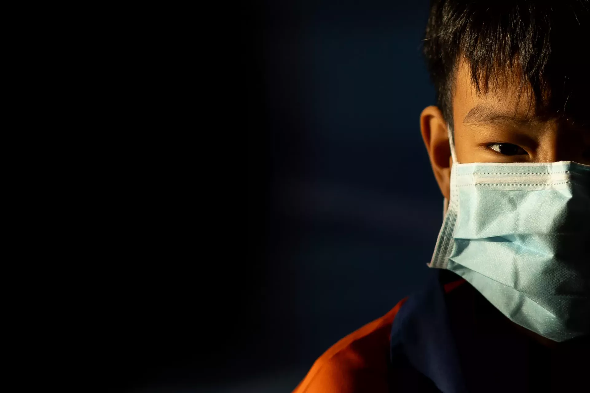 Students at Wat Wimuttayaram School, Bang Phlat District, Bangkok, wearing PM 2.5 masks during the national anthem lineup. The school conducted air quality checks in the morning, which revealed pollution levels exceeding the standard, beginning to affect health. As a precaution, the school issued warnings and distributed masks to students for self-protection.
