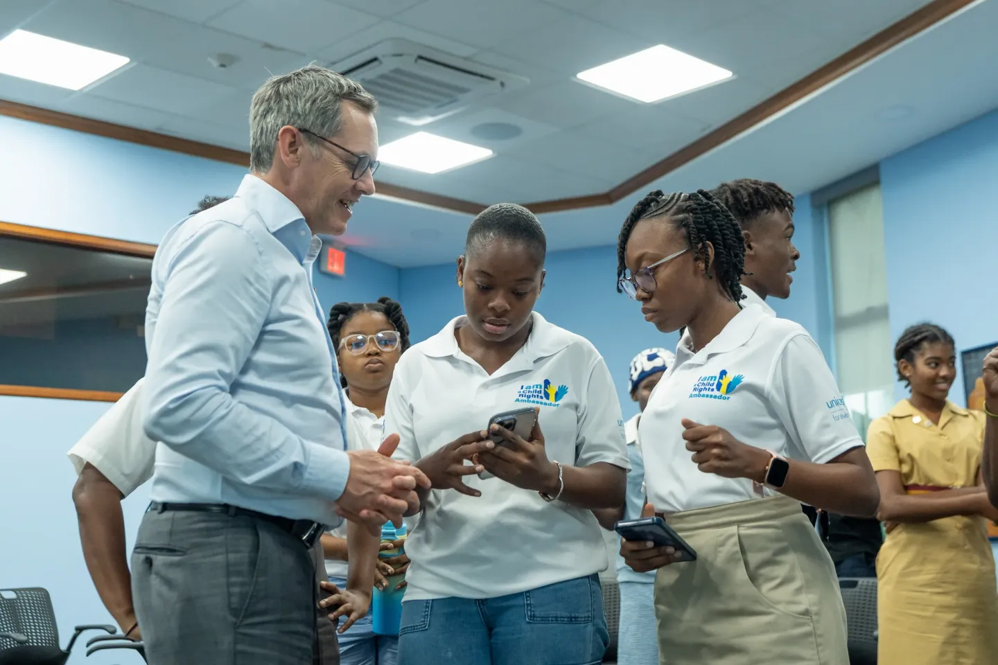 Youth in Barbados chatting with Roberto Benes, Regional Director, UNICEF Latin America and the Caribbean Regional Office