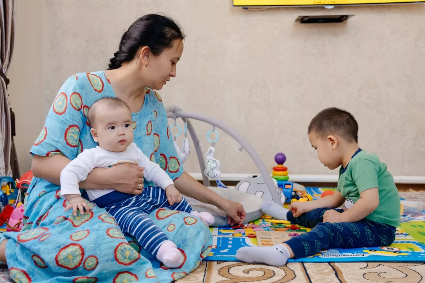 Diana and two of her children play.