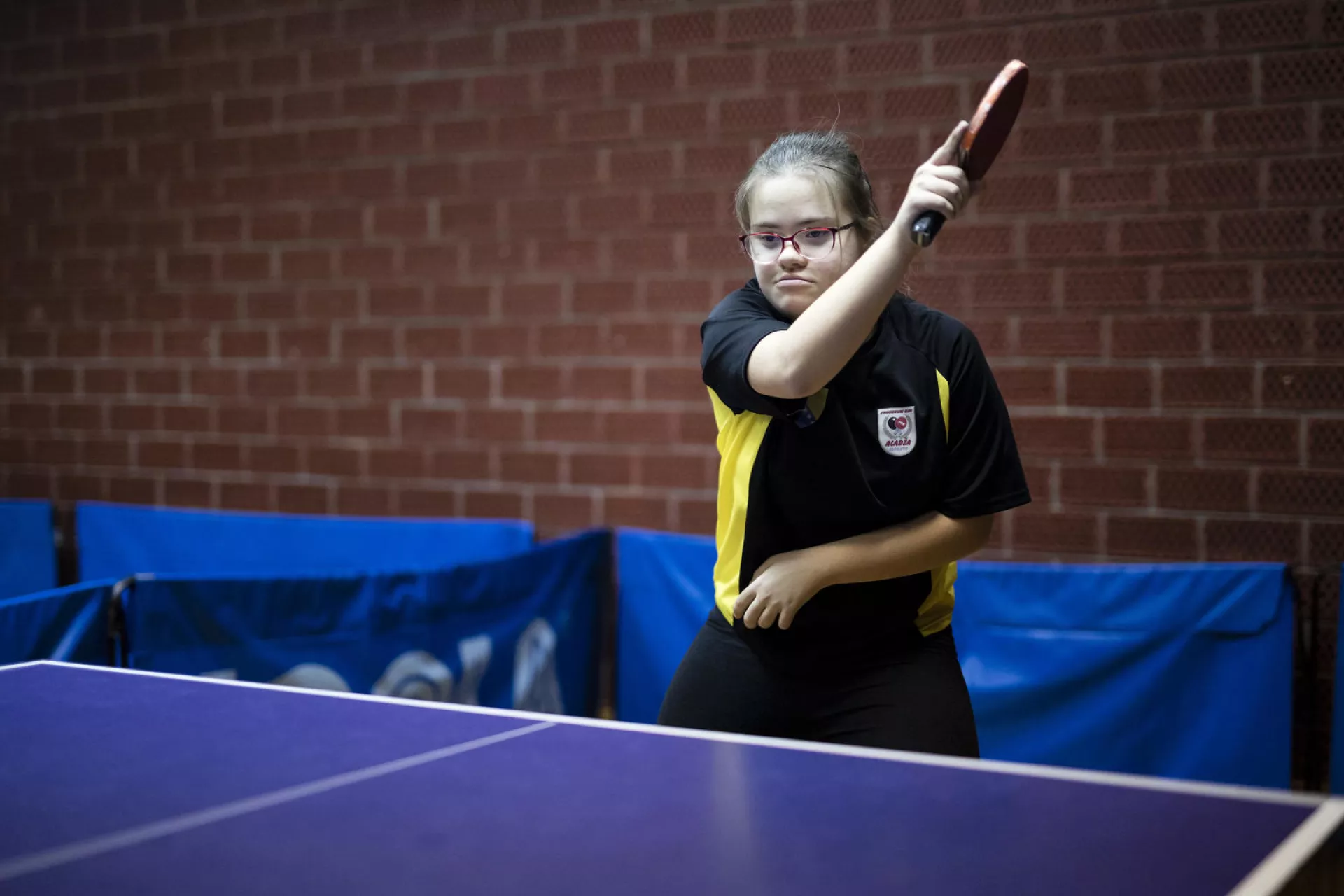 Edna plays table tennis at school.