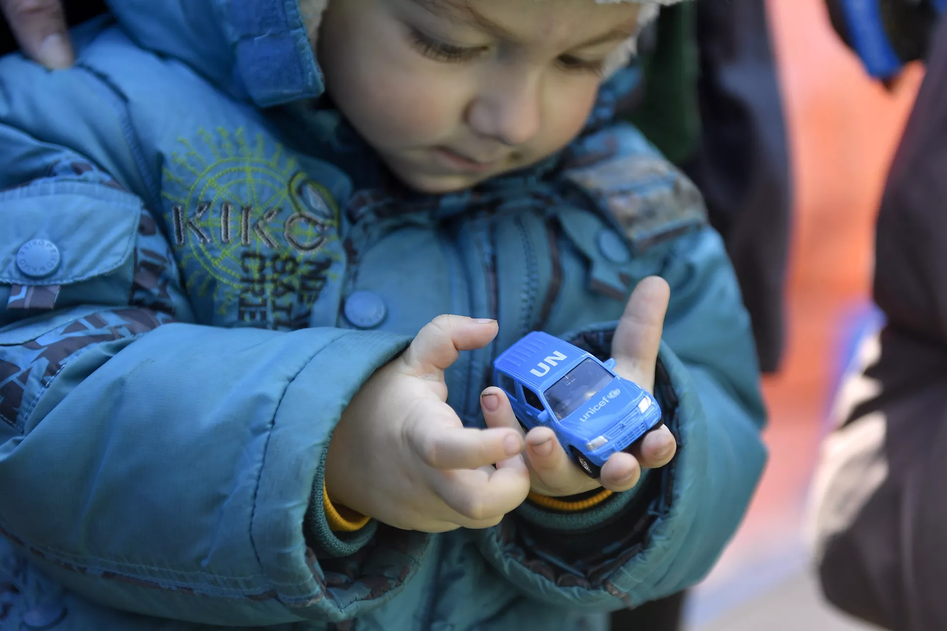 A child plays with a UN toy car