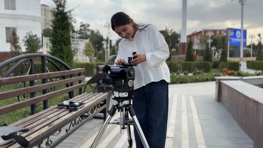 Sumaya with a telescope during one of the sessions on astronomy