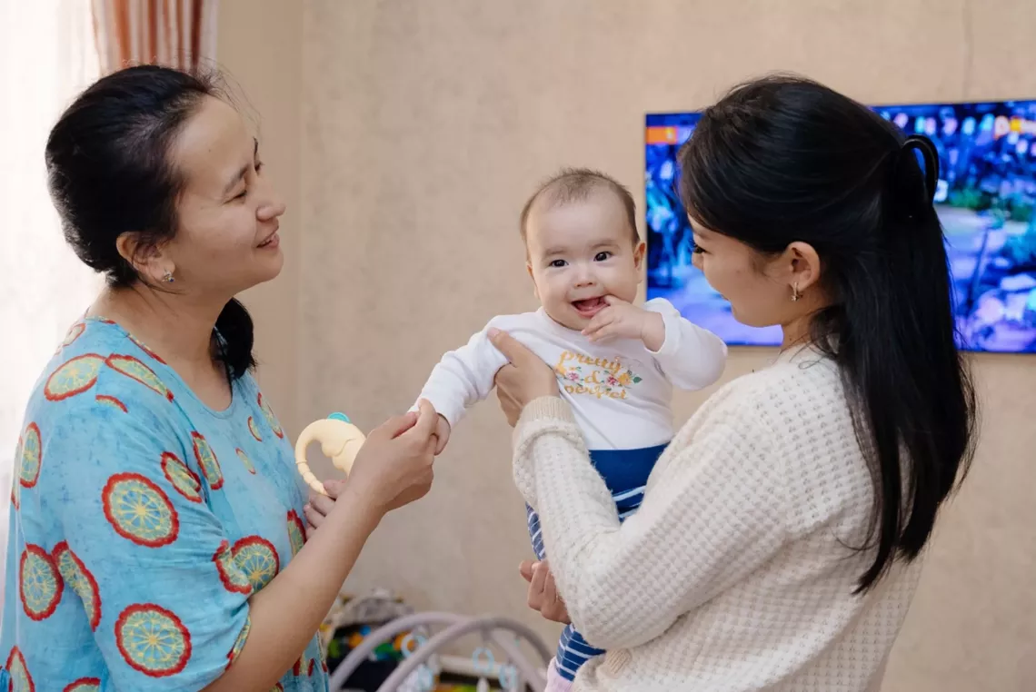 Diana, her baby and her home visiting nurse