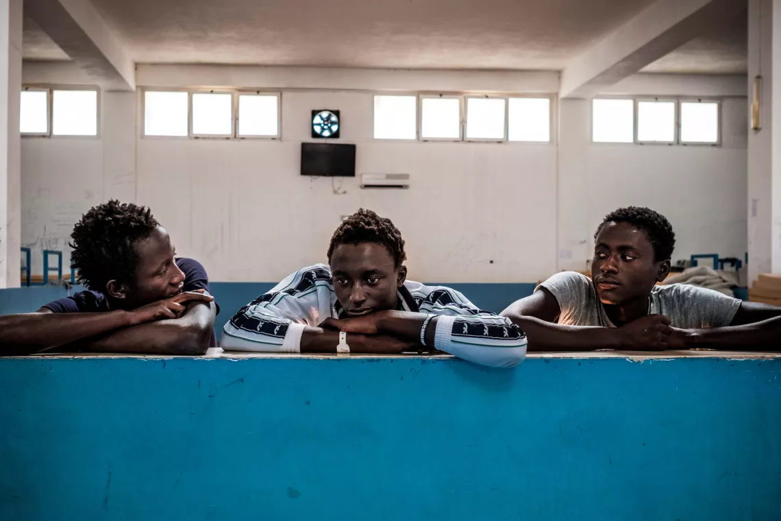 Город Поццалло (Сицилия). 17-летний Аблие, 14-летний Фодаои и 17-летний Алиеу (все из Гамбии) коротают время в «Горячей точке» – государственном центре приема, который одновременно является пунктом проживания несопровождаемых несовершеннолетних.