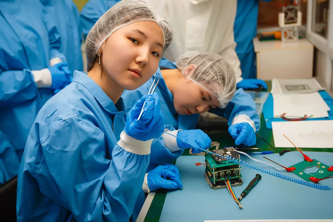 More than 150 girls from Kazakhstan, Kyrgyzstan and Uzbekistan, participants of the UniSat, are in the offline practical training in Almaty.