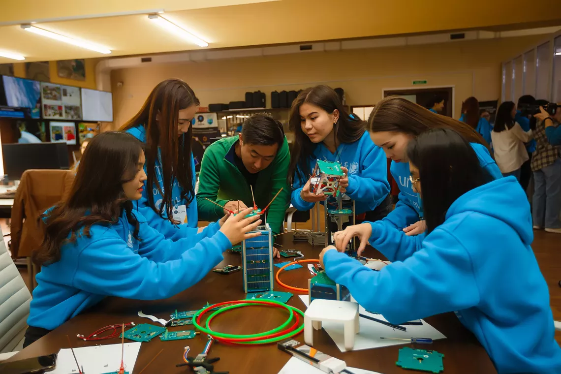 More than 150 girls from Kazakhstan, Kyrgyzstan and Uzbekistan, participants of the UniSat, are in the offline practical training in Almaty. 