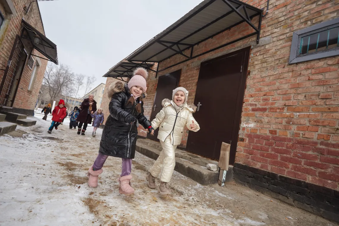 The kids are heading to the shelter of the kindergarten No. 39.
