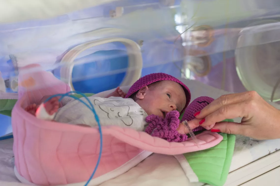 Baby Elena lies in a "nest" in an incubator.