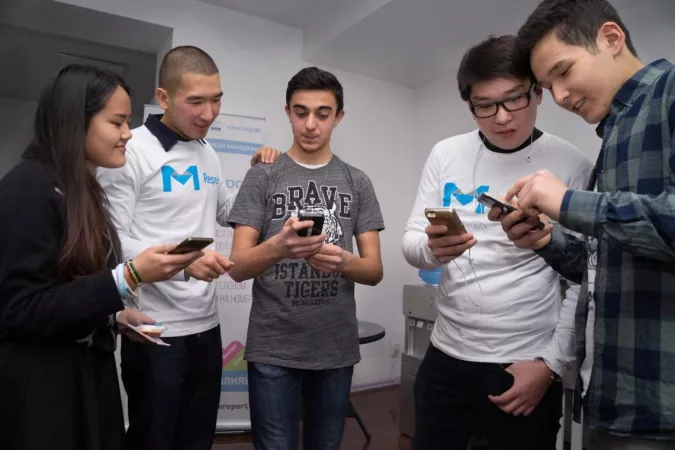 Young U-Report participants in Kyrgyzstan exchanging opinions on lauch of the survey applciation.