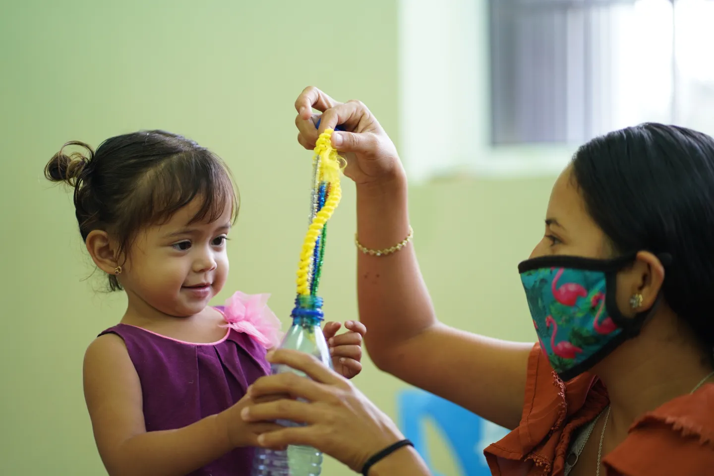 Una madre juega con su ni&ntilde;a peque&ntilde;a.