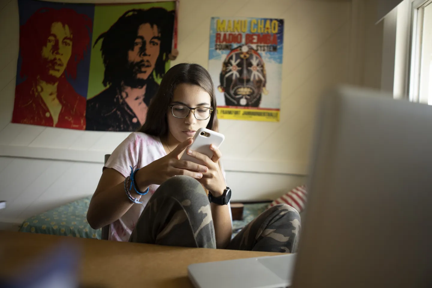 El 17 de abril de 2020, Lola, de 15 a&ntilde;os, conversa con sus amigos entre clases en l&iacute;nea, en casa en Gamboa, Provincia de Col&oacute;n, Panam&aacute;.