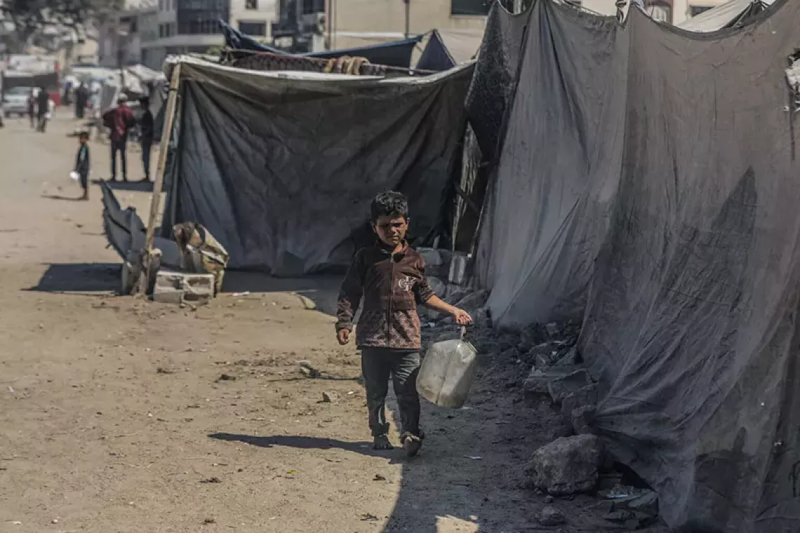 El impacto humano de la hambruna en Gaza.   Los m&aacute;s vulnerables son siempre los ni&ntilde;os. La hambruna en Gaza significa:   Beb&eacute;s que nacen con peso peligrosamente bajo.   Madres que no tienen acceso a una nutrici&oacute;n adecuada para amamantar a sus hijos.   Enfermedades tratables se vuelven mortales por falta de medicinas.   Los ni&ntilde;os pierden a&ntilde;os de desarrollo f&iacute;sico y cognitivo.   El sistema de salud est&aacute; colapsado. No hay medicinas, ni agua potable, ni combustible. Cada d&iacute;a que pasa es una carrera contra el tie