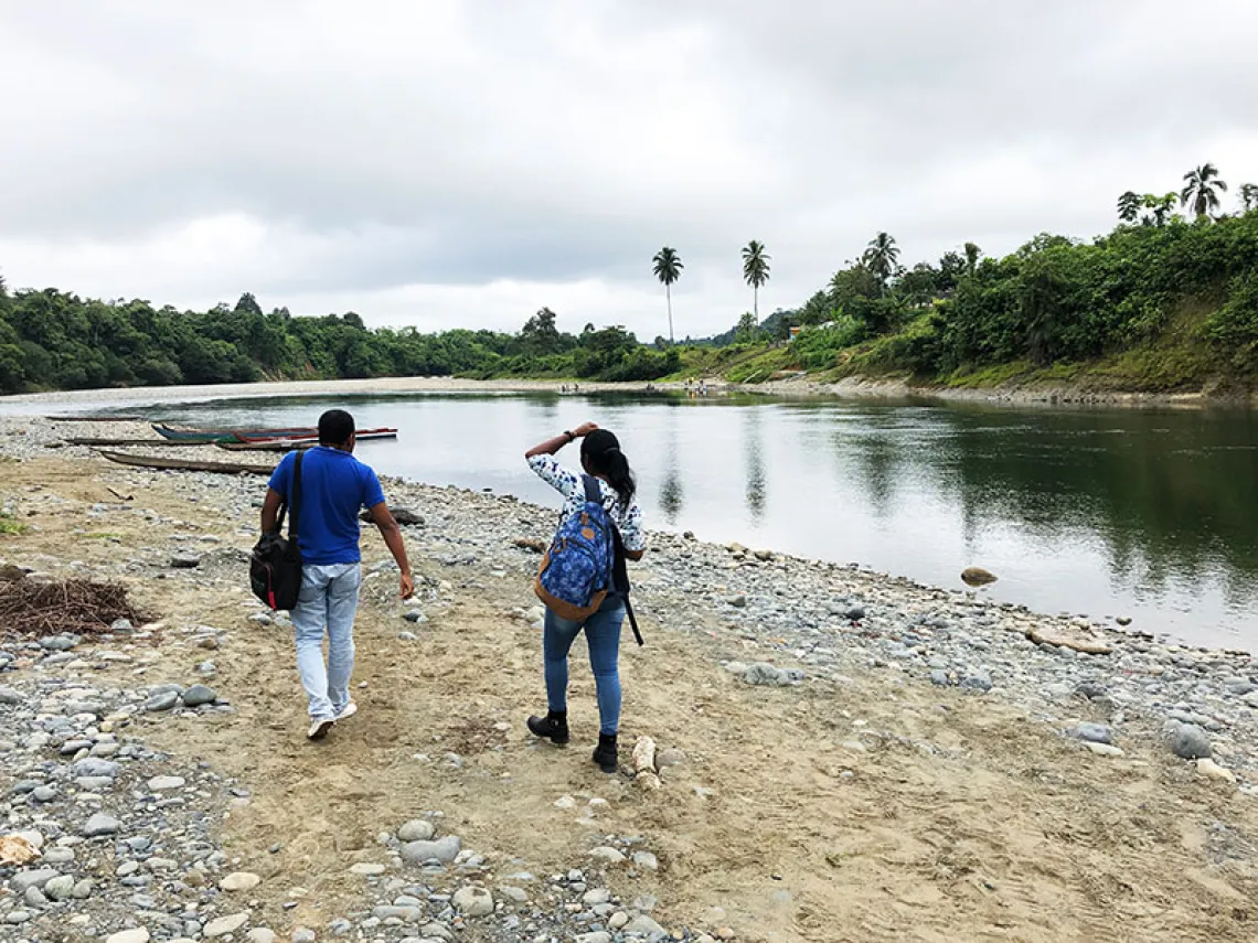 Para llegar a la comunidad de Guayabal se debe cruzar el r&iacute;o Santiago en canoa.