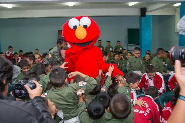 En el marco del lanzamiento de la nueva serie infantil &iexcl;Listos a Jugar!; Elmo, reconocido personaje de Plaza S&eacute;samo, visit&oacute; el Colegio Borja 3 en Quito.