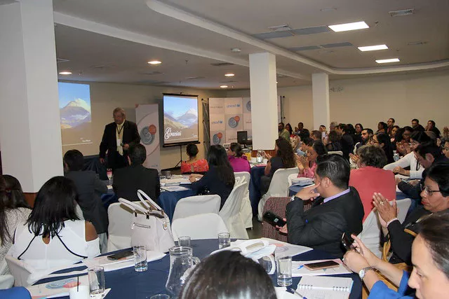 El Doctor Octavio Miranda, Presidente de Fesgo, durante su exposici&oacute;n "La importancia de la planificiaci&oacute;n familiar en la reducci&oacute;n de la muerte materna".