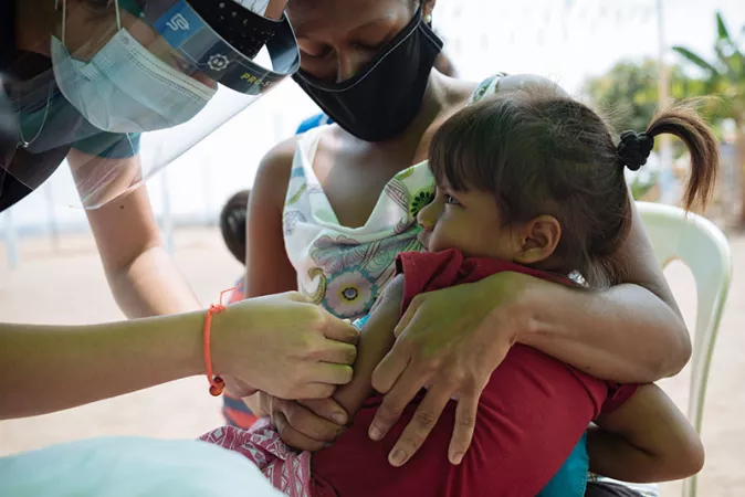 Doctora aplica vacuna a ni&ntilde;a