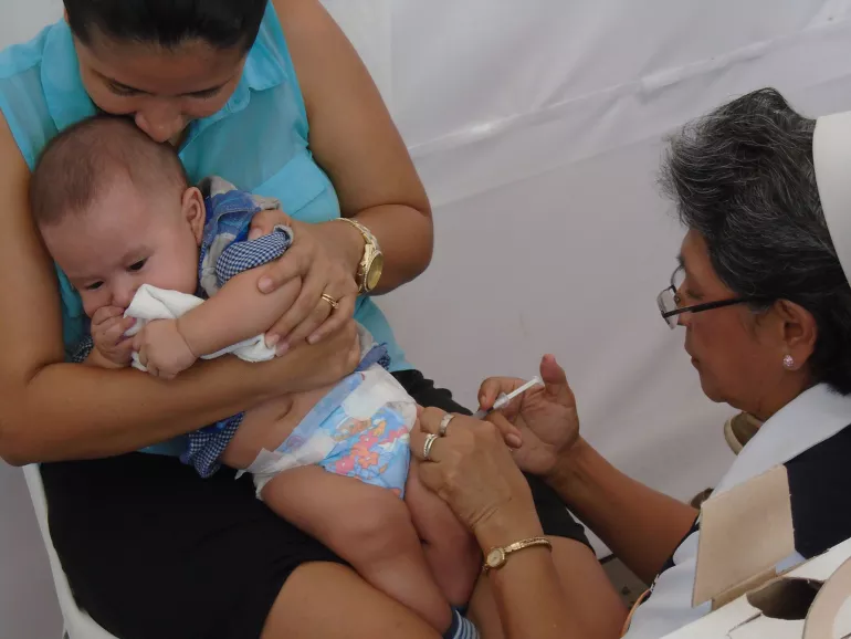 Campa&ntilde;a de vacunaci&oacute;n se lanza en Ecuador