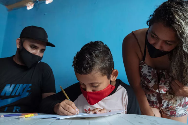 Josmar Gabriel Araujo L&oacute;pez realiza sus tareas en compa&ntilde;&iacute;a de su mam&aacute; y su padrastro.