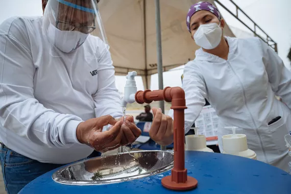 ORBIA y UNICEF donan lavabos para promover el lavado de manos en Ecuador