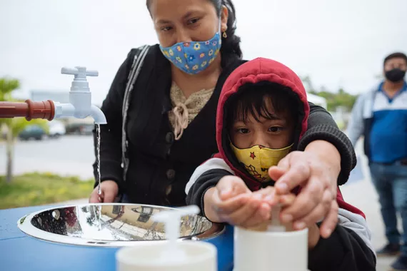 ORBIA y UNICEF donan lavabos para promover el lavado de manos en Ecuador