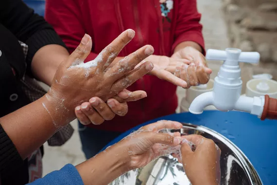 ORBIA y UNICEF donan lavabos para promover el lavado de manos en Ecuador