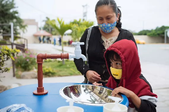 ORBIA y UNICEF donan lavabos para promover el lavado de manos en Ecuador