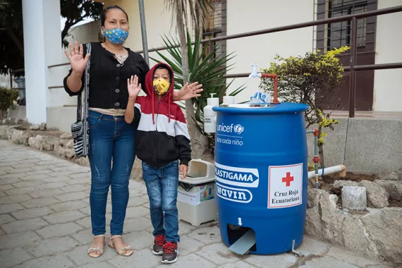 ORBIA y UNICEF donan lavabos para promover el lavado de manos en Ecuador