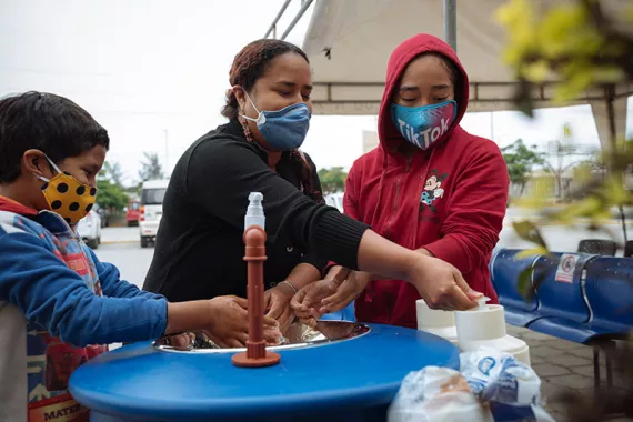 ORBIA y UNICEF donan lavabos para promover el lavado de manos en Ecuador