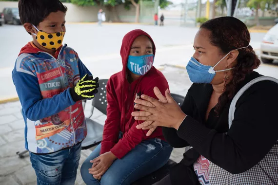 ORBIA y UNICEF donan lavabos para promover el lavado de manos en Ecuador