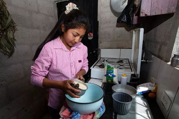 Margarita prepara pan en su casa
