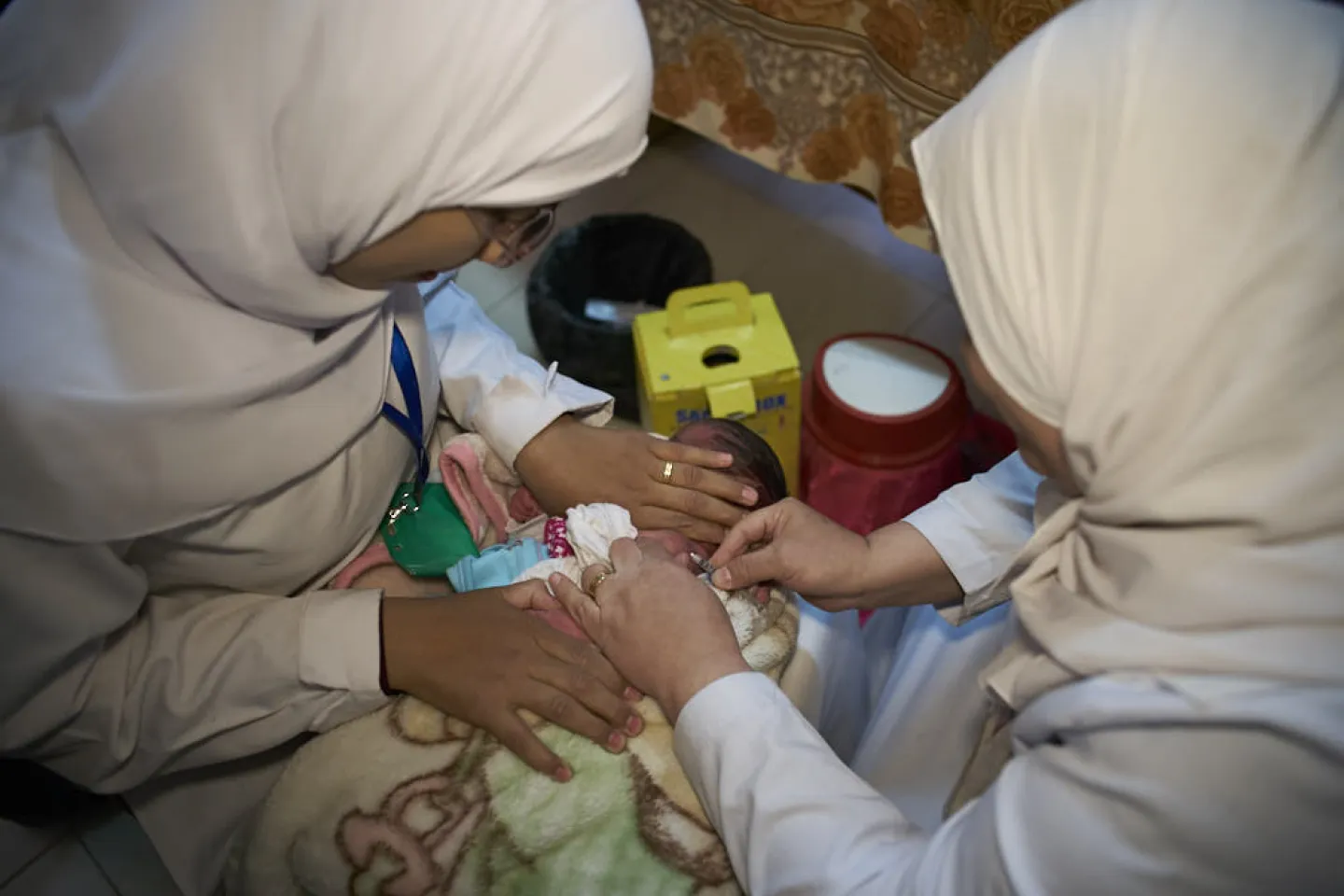 انضمت مصر لقائمة تلك الدول عام 2006 بإعلان منظمة الصحة العالمية ويونيسف أن مصر خالية من شلل الأطفال بعد آخر حالة تم اكتشافها عام 2004، وذلك بفضل التغطية الموسعة في جميع محافظات الجمهورية وإعطاء التطعيم عبر سبع جرعات ضمن جدول التطعيمات الروتينية الإجبارية بالإضافة للجرعات الإضافية عبر الحملات القومية كل فترة.