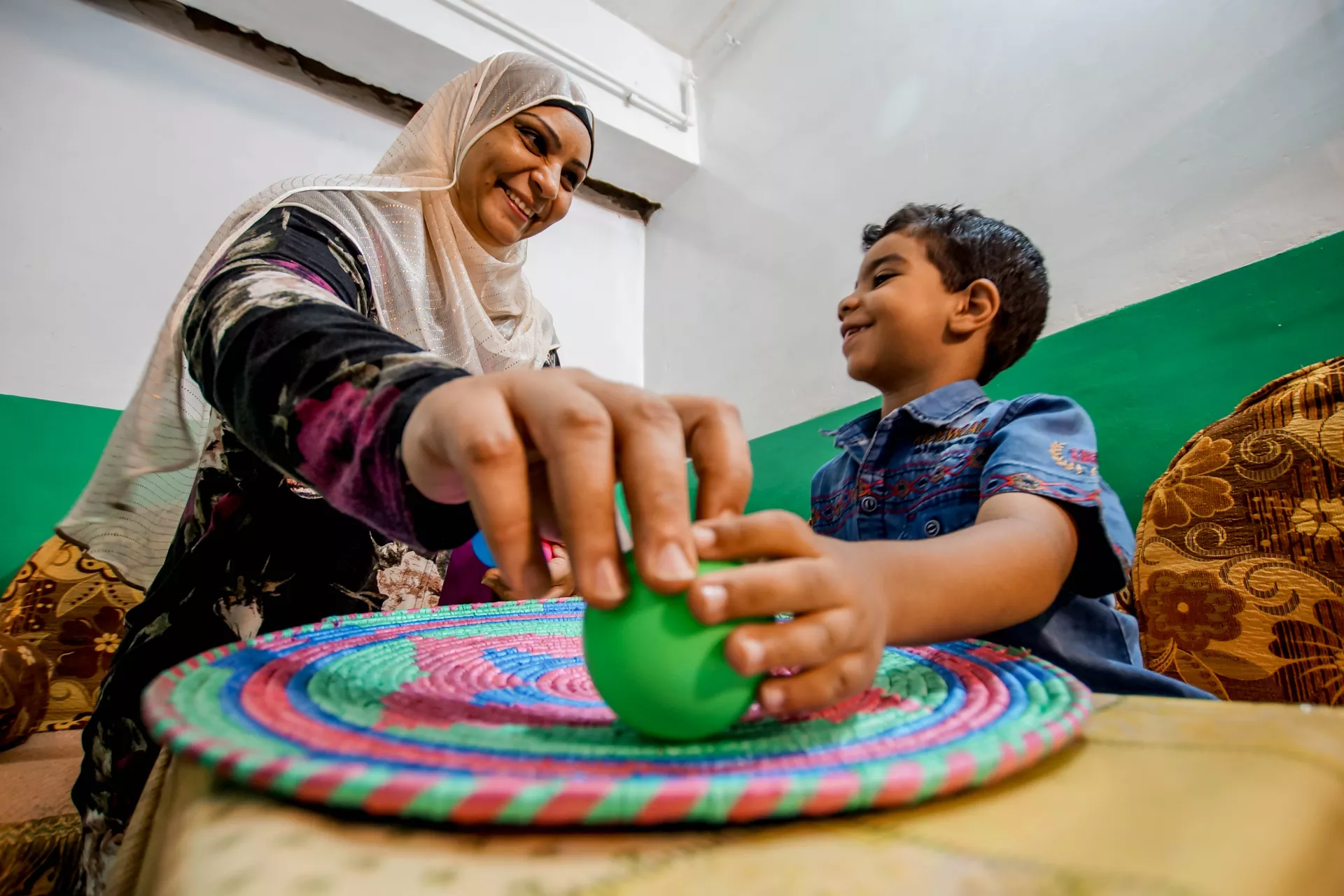 How did a mother who supports 10 family members help others?