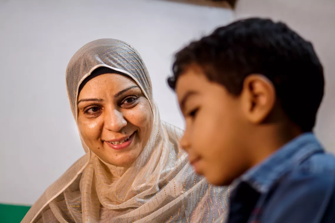 How did a mother who supports 10 family members help others?