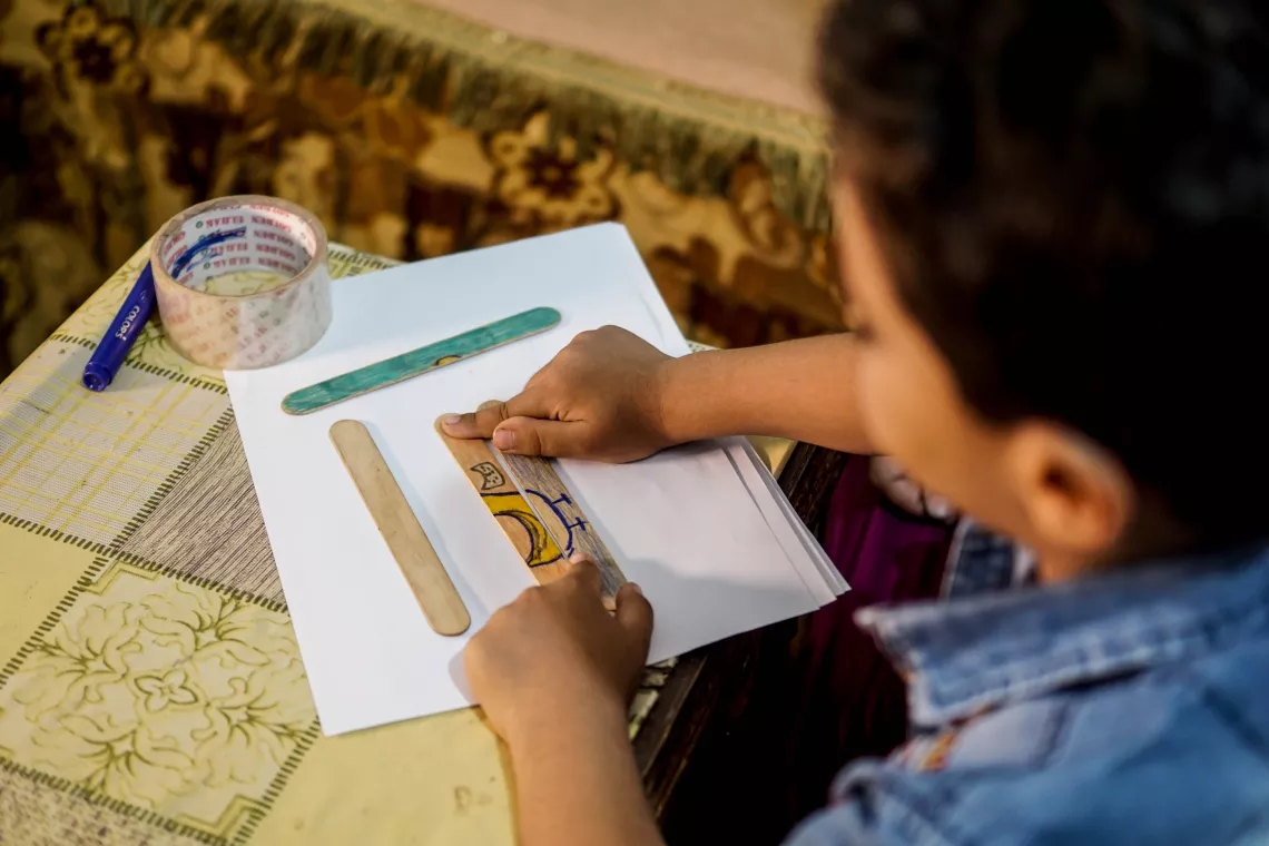 How did a mother who supports 10 family members help others?