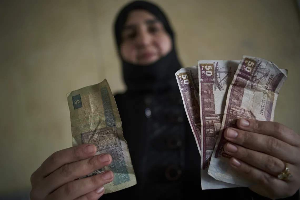 ​ إيمان عرابي &ndash;خياطة من سوريا- تحكي قصتها وكيف أصبحت رائدة صحية سورية​ تؤثر في حياة من حولها في مدينة دمياط الجديدة، وتنقذ حياتهم أحيانًا.​ ​