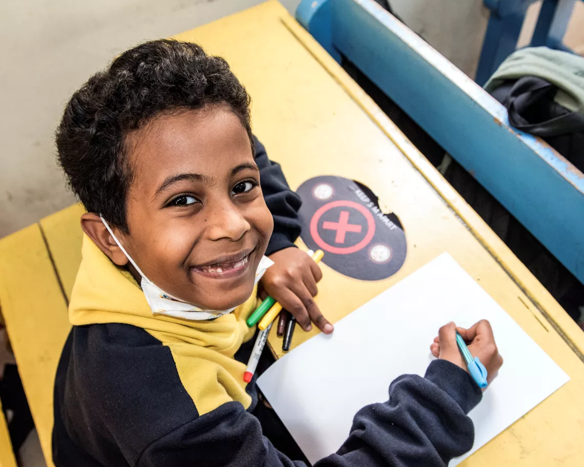 رحلة أقلام نويل من المخازن إلى أيدي الأطفال اللاجئين في مصر