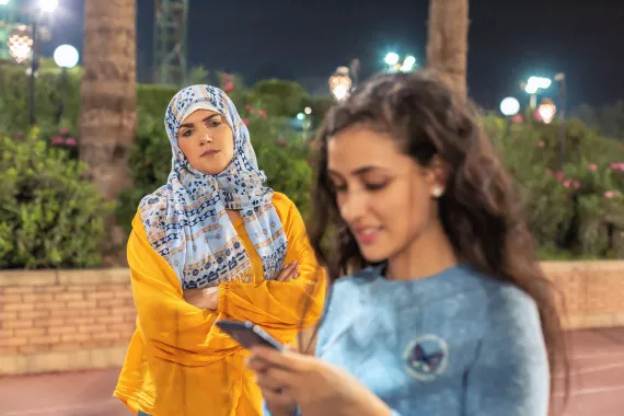 أشعر أن ابنتي تخفي شيئًا ما، كيف يمكنني مساعدتها في الإفصاح والحديث عنه؟