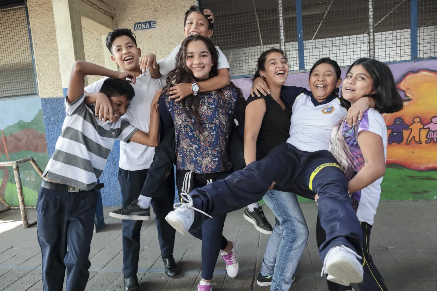 Ni&ntilde;as y ni&ntilde;os de centro escolar de San Tecla juegan durante el recreo