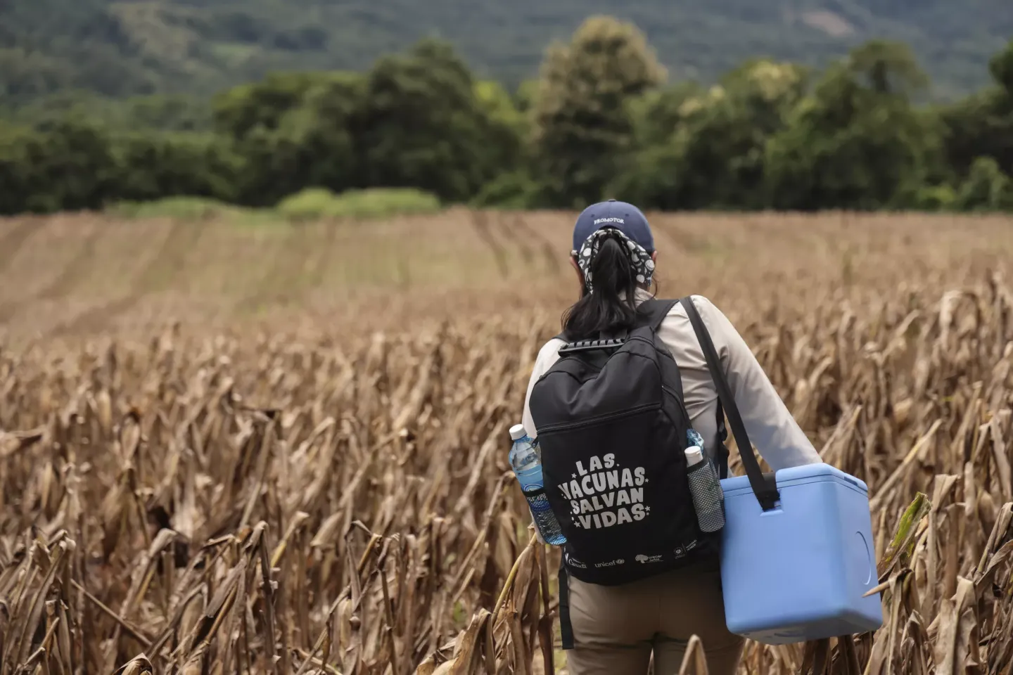 Glenda Lissett Mej&iacute;a, de 29 a&ntilde;os , es una promotora y trabajadora comunitaria encargada de la vacunaci&oacute;n de la poblaci&oacute;n asignada a la Unidad de Salud Zacamil Guazapa, en San Salvador, El Salvador. Su trabajo ha sido apoyado con fondos CanVax, del Gobierno de Canad&aacute; canalizados a trav&eacute;s de UNICEF El Salvador.