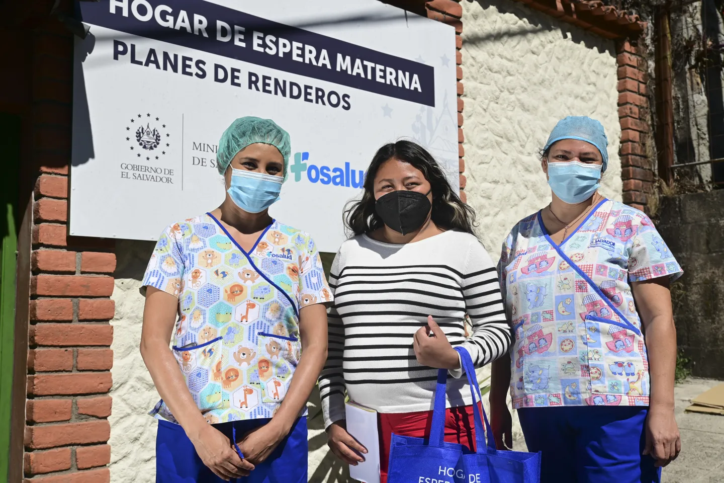 Vilma Elizabeth Gonzalez de Alfaro y Magdalena Bernal, ambas licenciadas en Materno Infantil, encargadas del Hogar de espera materna en Los Planes de Renderos, acompa&ntilde;an a D&eacute;bora Maybel Mart&iacute;nez, de 21 a&ntilde;os, (centro).