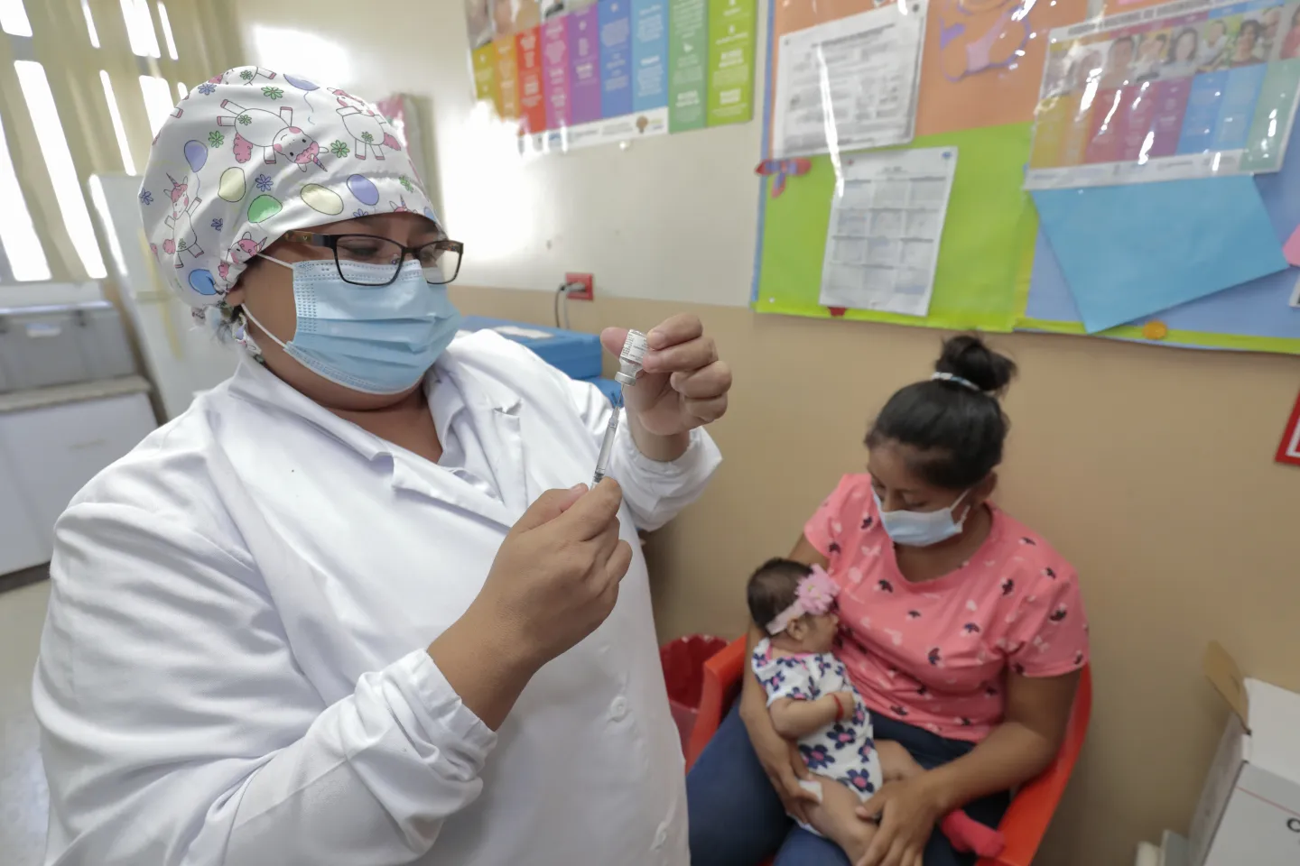 Blanca , de 21 a&ntilde;os, lleva a su hija Valeria, de 2 meses, a recibir las vacunas del esquema de vacunaci&oacute;n en la Unidad de Salud del Puerto de la Libertad, La Libertad, El Salvador.