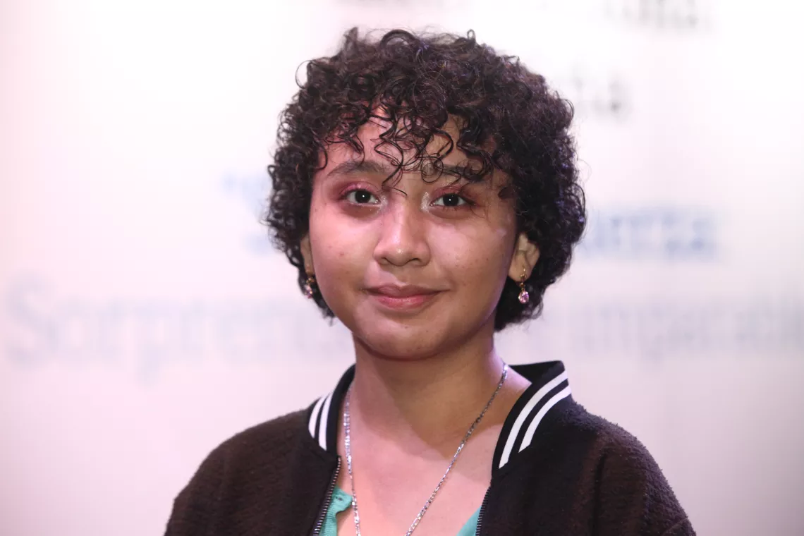 Laura posa en coversatorio intergeneracional del D&iacute;a Internacional de la Ni&ntilde;a