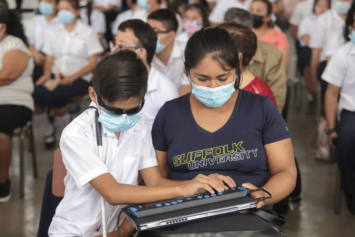 El Salvador avanza en el cierre de la brecha digital entre la poblaci&oacute;n estudiantil con discapacidad