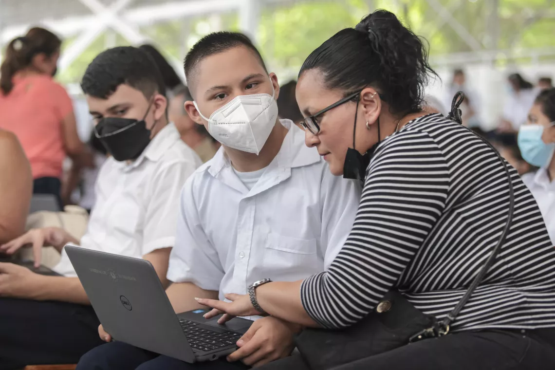 El Salvador avanza en el cierre de la brecha digital entre la poblaci&oacute;n estudiantil con discapacidad