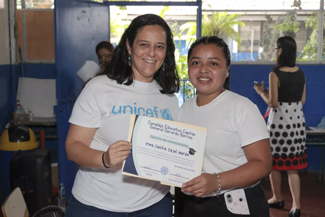 Con la implementaci&oacute;n de la modalidad educativa de Educaci&oacute;n acelerada virtual, UNICEF, en apoyo al MINEDUCYT, contribuye a que estudiantes en condici&oacute;n de vulnerabilidad puedan continuar sus estudios. 