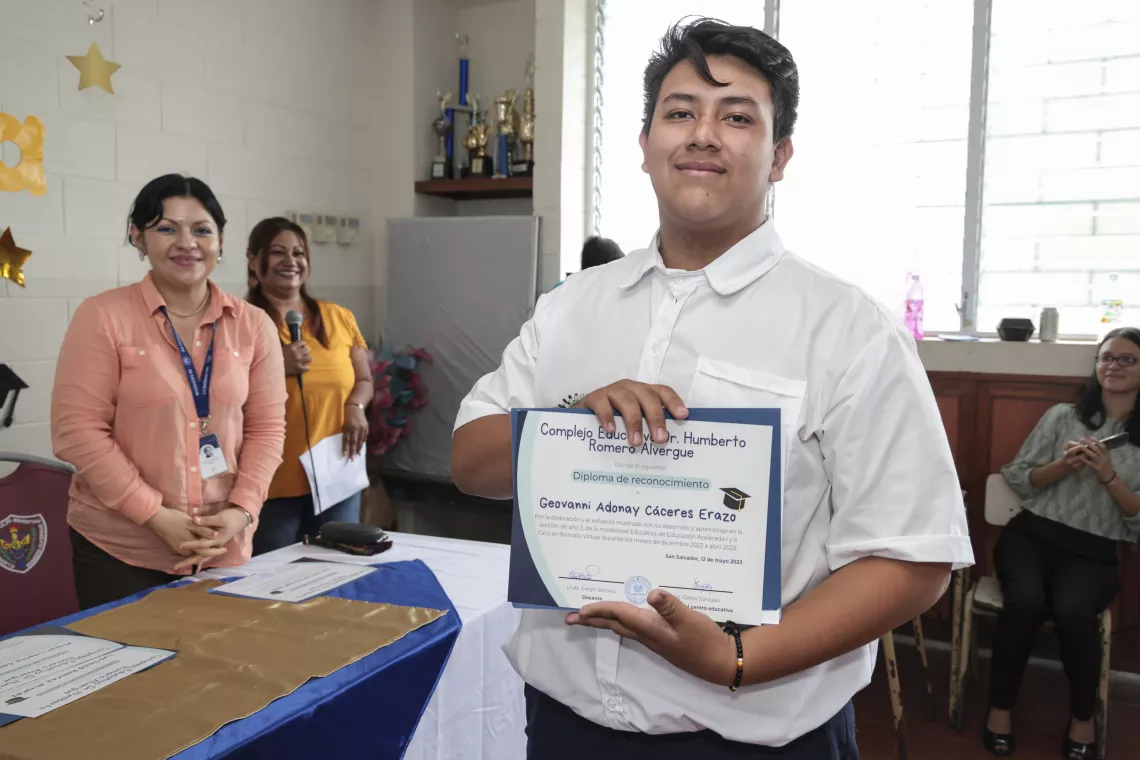 Con la implementaci&oacute;n de la modalidad educativa de Educaci&oacute;n acelerada virtual, UNICEF, en apoyo al MINEDUCYT, contribuye a que estudiantes en condici&oacute;n de vulnerabilidad puedan continuar sus estudios. 
